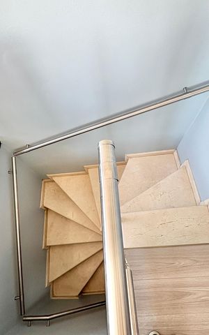 Apartamento à venda com 180m², 3 quartos e 2 vagas Apartamento à venda com 180m², 3 quartos e 2 vagasEscada