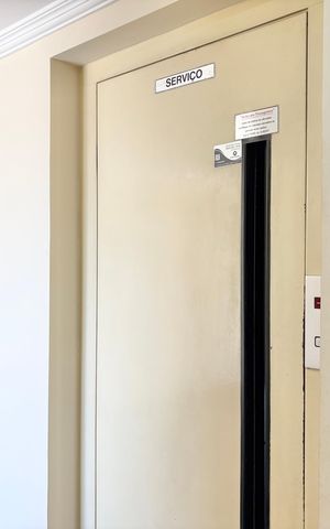 Apartamento à venda com 180m², 3 quartos e 2 vagas Apartamento à venda com 180m², 3 quartos e 2 vagasElevador de serviço