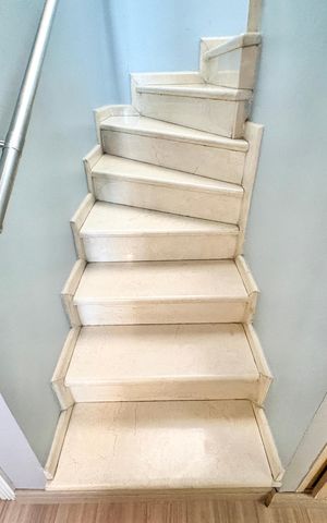 Apartamento à venda com 180m², 3 quartos e 2 vagas Apartamento à venda com 180m², 3 quartos e 2 vagasEscada