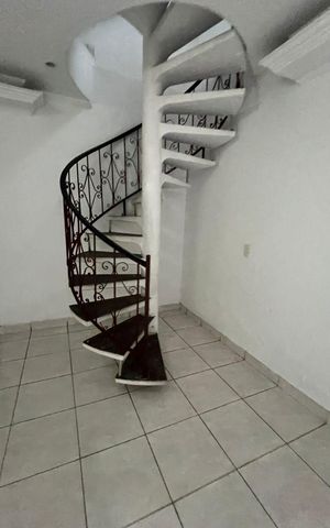 Casa à venda com 250m², 4 quartos e 2 vagas Casa à venda com 250m², 4 quartos e 2 vagasEscada