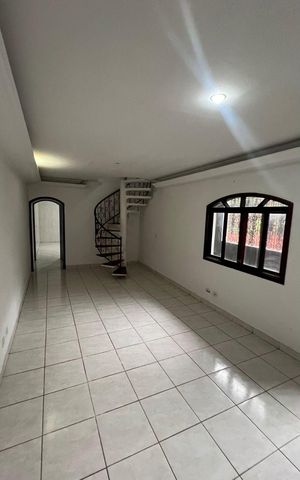 Casa à venda com 250m², 4 quartos e 2 vagas Casa à venda com 250m², 4 quartos e 2 vagasSala