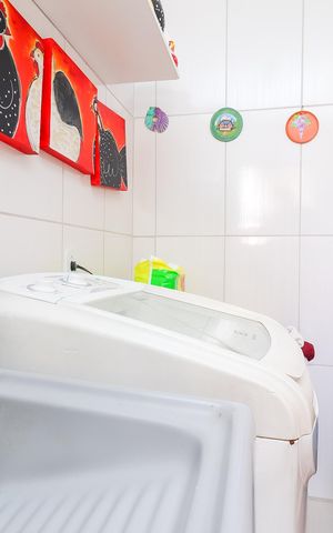 Casa à venda com 100m², 4 quartos e 2 vagas Casa à venda com 100m², 4 quartos e 2 vagasÁrea de Serviço