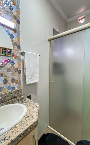 Casa à venda com 198m², 5 quartos e 3 vagas Casa à venda com 198m², 5 quartos e 3 vagasBanheiro da casa 4