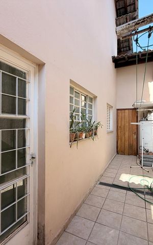 Casa de condomínio à venda com 360m², 3 quartos e 4 vagasCorredor lateral da área de serviço