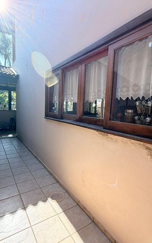 Casa de condomínio à venda com 360m², 3 quartos e 4 vagasCorredor lateral da área de serviço