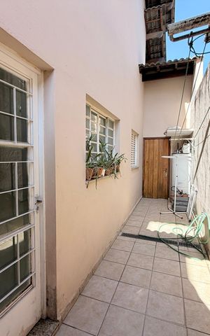 Casa de condomínio à venda com 360m², 3 quartos e 4 vagasCorredor lateral da área de serviço