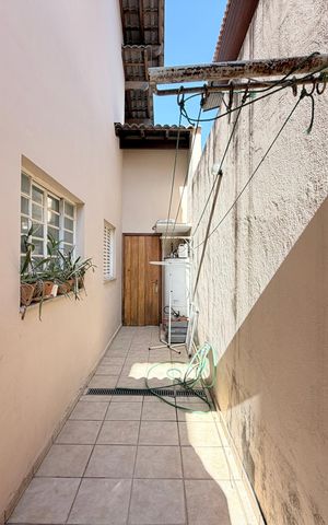 Casa de condomínio à venda com 360m², 3 quartos e 4 vagasCorredor lateral da área de serviço