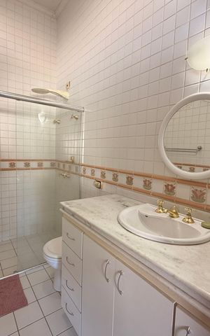 Casa de condomínio à venda com 360m², 3 quartos e 4 vagasBanheiro da Suíte 1