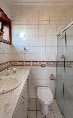 Casa de condomínio à venda com 360m², 3 quartos e 4 vagasBanheiro da Suíte 2