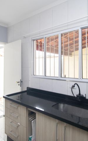 Casa à venda com 100m², 3 quartos e 2 vagas Casa à venda com 100m², 3 quartos e 2 vagasCozinha - Armários