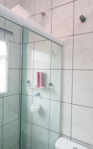 Casa à venda com 100m², 3 quartos e 2 vagas Casa à venda com 100m², 3 quartos e 2 vagasBanheiro da Suíte
