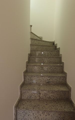 Casa à venda com 140m², 2 quartos e 3 vagasEscada entrada