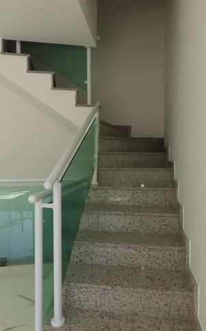 Casa à venda com 140m², 2 quartos e 3 vagasEscada para o segundo piso