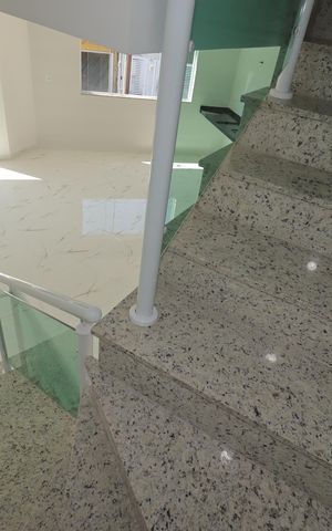 Casa à venda com 140m², 2 quartos e 3 vagasEscada para o segundo piso