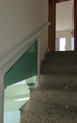 Casa à venda com 140m², 2 quartos e 3 vagasEscada para o segundo piso
