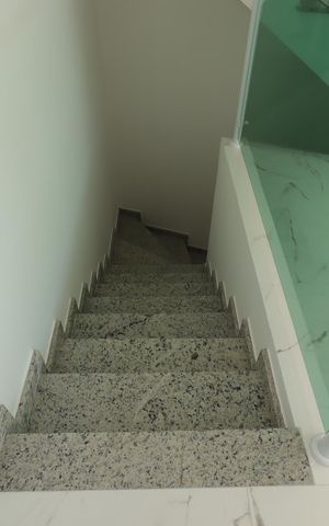 Casa à venda com 140m², 2 quartos e 3 vagasEscada entrada