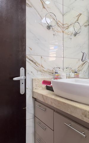 Casa à venda com 100m², 3 quartos e 2 vagas Casa à venda com 100m², 3 quartos e 2 vagasBanheiro da Suíte