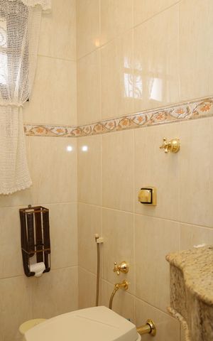 Casa à venda com 338m², 4 quartos e 4 vagasBanheiro 4