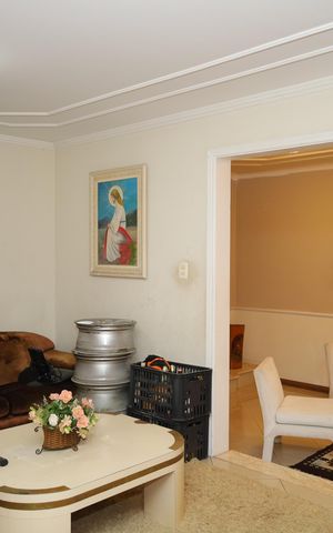 Casa à venda com 338m², 4 quartos e 4 vagasSala 1