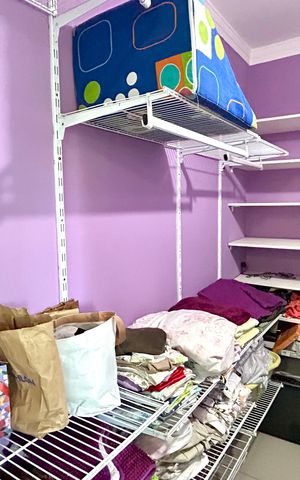 Casa à venda com 238m², 3 quartos e 3 vagas Casa à venda com 238m², 3 quartos e 3 vagasCloset da suíte 2