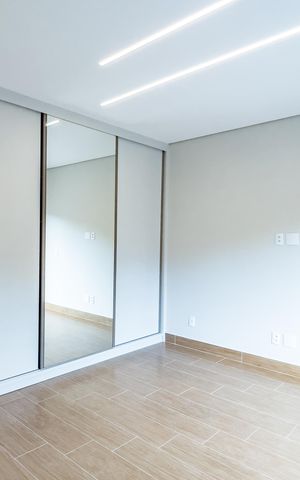 Casa de condomínio à venda com 319m², 4 quartos e 4 vagas Casa de condomínio à venda com 319m², 4 quartos e 4 vagasQuarto 3