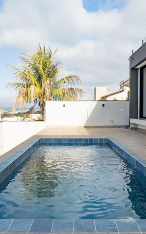 Casa de condomínio à venda com 319m², 4 quartos e 4 vagas Casa de condomínio à venda com 319m², 4 quartos e 4 vagasÁrea externa