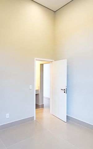 Casa de condomínio à venda com 319m², 4 quartos e 4 vagas Casa de condomínio à venda com 319m², 4 quartos e 4 vagasQuarto 4