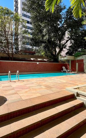 Apartamento à venda com 360m², 4 quartos e 3 vagas Apartamento à venda com 360m², 4 quartos e 3 vagasÁrea comum - Piscina