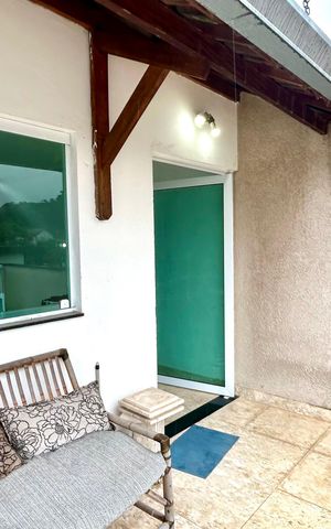 Casa à venda com 200m², 2 quartos e 4 vagas Casa à venda com 200m², 2 quartos e 4 vagasSacada