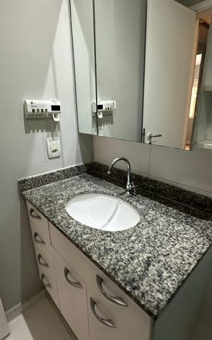 Apartamento para alugar com 100m², 2 quartos e 1 vaga Apartamento para alugar com 100m², 2 quartos e 1 vagaBanheiro da Suíte