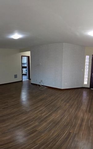 Casa de condomínio à venda com 230m², 4 quartos e 4 vagas Casa de condomínio à venda com 230m², 4 quartos e 4 vagasSala
