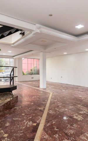 Casa à venda com 280m², 3 quartos e 3 vagas Casa à venda com 280m², 3 quartos e 3 vagasÁrea externa