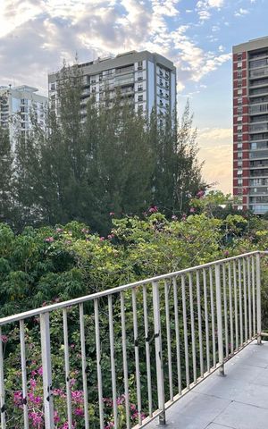Apartamento à venda com 300m², 4 quartos e 1 vaga Apartamento à venda com 300m², 4 quartos e 1 vagaVaranda