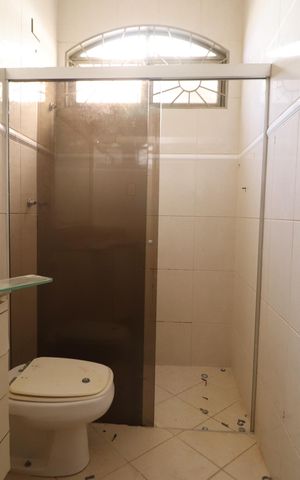 Casa para alugar com 240m², 3 quartos e 4 vagasBanheiro Social