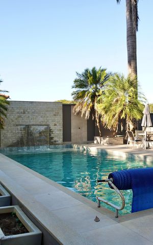 Casa de condomínio à venda com 700m², 6 quartos e 15 vagas Casa de condomínio à venda com 700m², 6 quartos e 15 vagasÁrea comum - Piscina