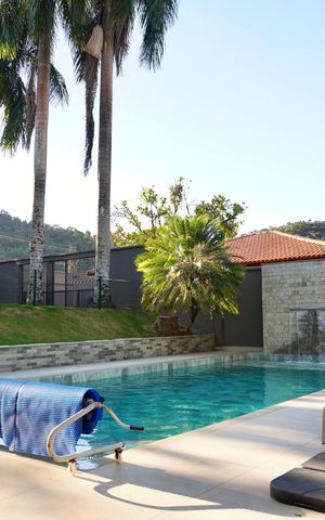 Casa de condomínio à venda com 700m², 6 quartos e 15 vagas Casa de condomínio à venda com 700m², 6 quartos e 15 vagasÁrea comum - Piscina