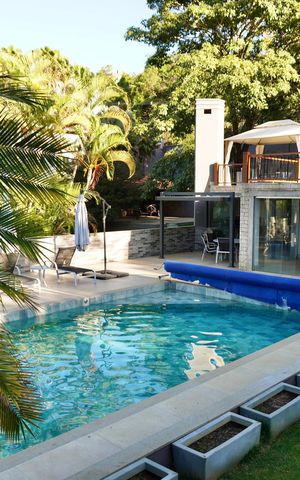 Casa de condomínio à venda com 700m², 6 quartos e 15 vagas Casa de condomínio à venda com 700m², 6 quartos e 15 vagasÁrea comum - Piscina