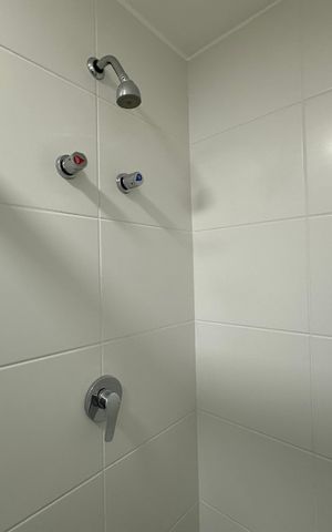 Apartamento à venda com 76m², 2 quartos e 2 vagas Apartamento à venda com 76m², 2 quartos e 2 vagasBanheiro da Suíte