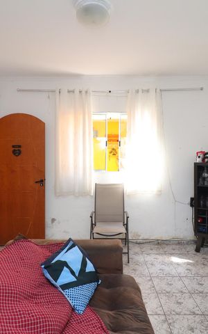 Casa à venda com 185m², 4 quartos e 2 vagasSala