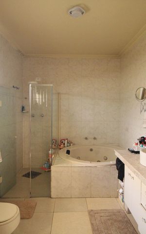 Casa à venda com 2000m², 4 quartos e 8 vagasBanheiro da suíte 4
