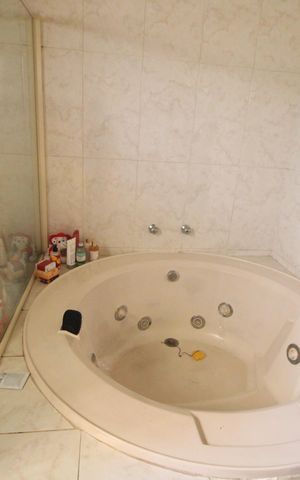 Casa à venda com 2000m², 4 quartos e 8 vagasBanheiro da suíte 4