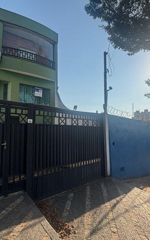 Casa para alugar com 340m², 3 quartos e 4 vagas Casa para alugar com 340m², 3 quartos e 4 vagasFachada