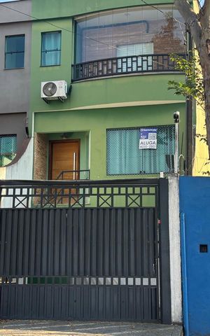 Casa para alugar com 340m², 3 quartos e 4 vagas Casa para alugar com 340m², 3 quartos e 4 vagasFachada