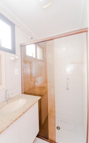 Apartamento à venda com 81m², 2 quartos e 2 vagasBanheiro da Suíte