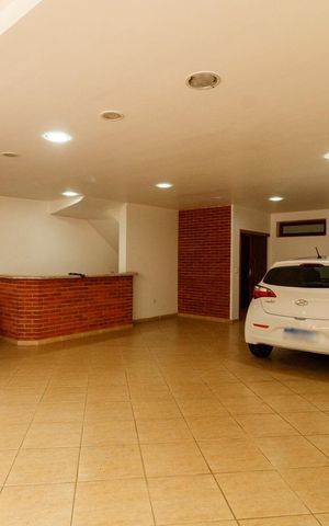 Casa à venda com 365m², 3 quartos e 6 vagas Casa à venda com 365m², 3 quartos e 6 vagasGaragem
