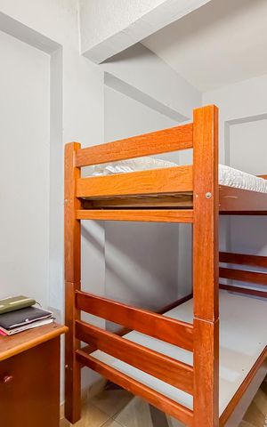 Casa à venda com 160m², 3 quartos e 2 vagas Casa à venda com 160m², 3 quartos e 2 vagasQuarto dos Fundos