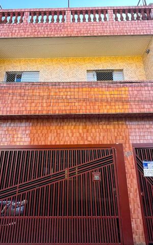 Casa à venda com 130m², 3 quartos e 2 vagas Casa à venda com 130m², 3 quartos e 2 vagasFachada