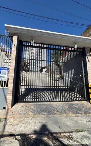 Casa de condomínio à venda com 132m², 2 quartos e 2 vagas Casa de condomínio à venda com 132m², 2 quartos e 2 vagasFachada com placa grande