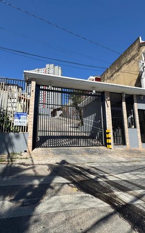 Casa de condomínio à venda com 132m², 2 quartos e 2 vagas Casa de condomínio à venda com 132m², 2 quartos e 2 vagasFachada com placa grande