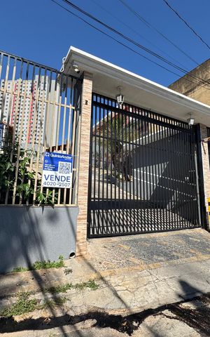 Casa de condomínio à venda com 132m², 2 quartos e 2 vagas Casa de condomínio à venda com 132m², 2 quartos e 2 vagasFachada com placa grande
